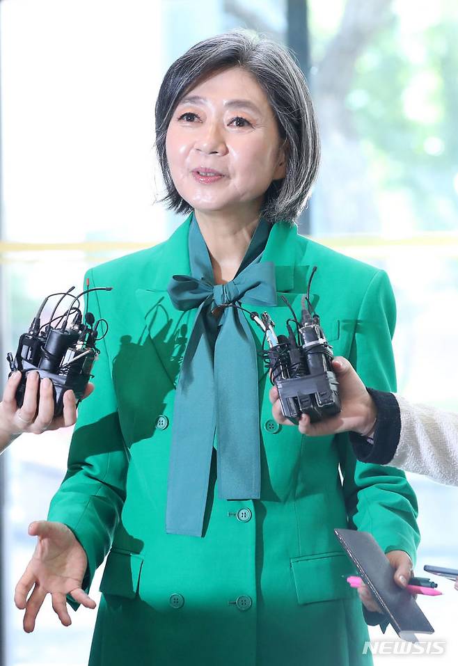 [서울=뉴시스] 김선웅 기자 = 김행 여성가족부 장관 후보자가 14일 서울 서대문구 한국청소년활동진흥원에 마련된 인사청문회 준비 사무실로 출근하며 취재진 질문에 답변하고 있다. 2023.09.14. mangusta@newsis.com