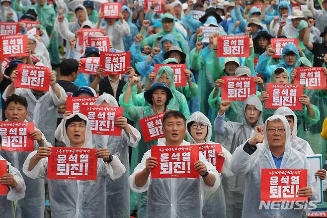 [서울=뉴시스] 권창회 기자 = 지난달 12일 오후 서울 종로구 경복궁역 인근에서 열린 '8.15 전국 노동자 대회에서 전국민주노동조합총연맹 조합원들이 구호를 외치고 있다. 2023.08.12. kch0523@newsis.com