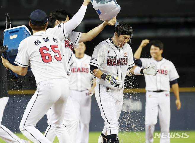 [서울=뉴시스] 김진아 기자 = 14일 서울 잠실야구장에서 열린 2023 KBO 리그 SSG 랜더스 대 두산 베어스 경기, 9회말 2사 2,3루 두산 허경민이 SSG 서진용을 상대로 끝내기 안타를 친 후 동료들의 축하를 받고 있다. 두산이 3:2로 승리. 2023.09.14. bluesoda@newsis.com