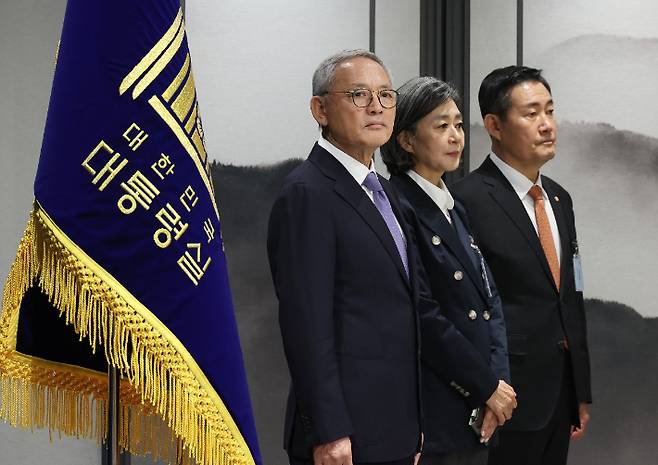 유인촌 문화체육관광부 장관 후보자(왼쪽 부터), 김행 여성가족부 장관 후보자, 신원식 국방부 장관 후보자가 13일 서울 용산 대통령실 청사에서 열린 김대기 대통령 비서실장의 2차 개각 발표 브리핑에 배석하고 있다. 연합뉴스