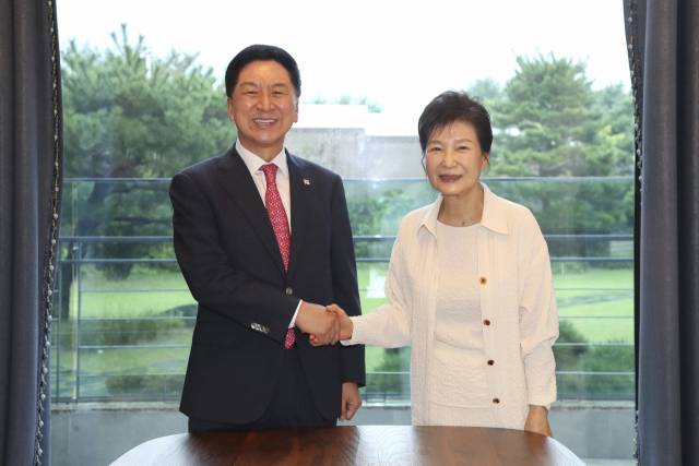 ▲국민의힘 김기현 대표가 13일 오후 대구 박근혜 전 대통령 사저에서 박 전 대통령을 만나고 있다. ⓒ연합뉴스