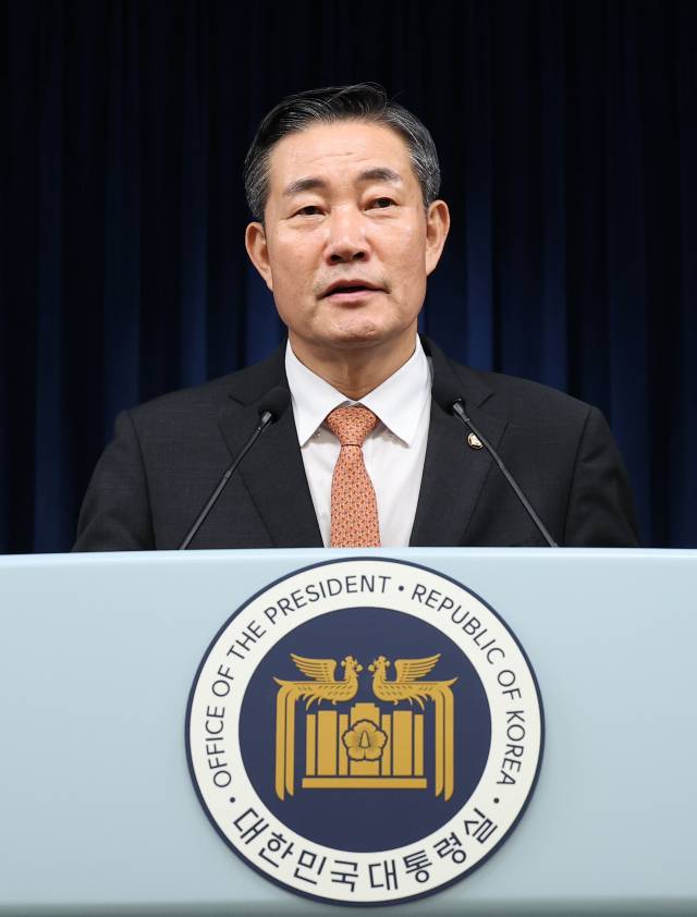 ▲신원식 국방부 장관 후보자가 지난 13일 서울 용산 대통령실 청사에서 열린 김대기 대통령 비서실장의 2차 개각 발표 브리핑에서 소감을 밝히고 있다. ⓒ연합뉴스