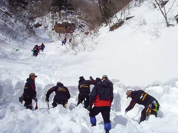 마등령에서 비선대로 이어진 산길에서 눈사태로 실종된 등산객을 찾는 구조대원들.