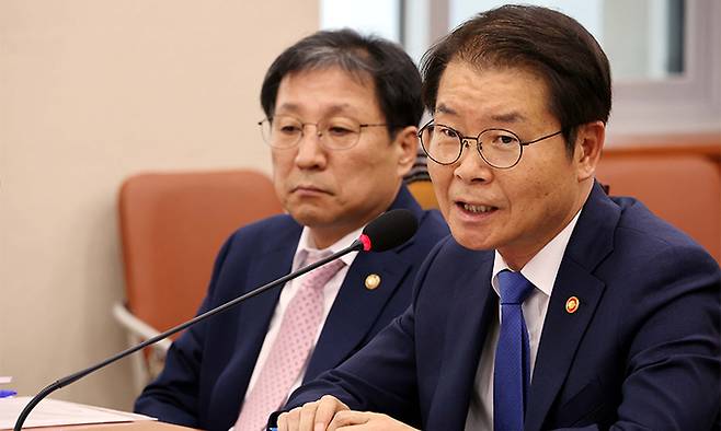 이정식 고용노동부 장관이 13일 국회 환경노동위원회에서 의원들의 질의에 답변하고 있다. 서상배 선임기자