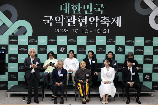 다음 달 ‘대한민국 국악관현악축제’를 여는 안호상(앞줄 왼쪽부터) 세종문화회관 사장과 박범훈 축제추진위원장(동국대 석좌교수) 등 축제 참가자들이 13일 기자간담회를 하고 있다. 연합뉴스