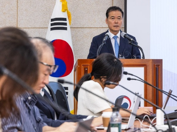 김영호 통일부 장관이 14일 언론 간담회에 앞서 모두발언을 하고 있다. 북·러 정상회담에서 두 나라 간의 군사협력이 논의되는 등 한반도 정세가 격랑에 휘말린 가운데 김 장관의 표정이 상당히 심각해 보인다. 연합뉴스