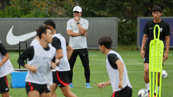 선수들 지켜보는 황선홍 감독 - 황선홍 항저우 아시안게임 축구 국가대표팀 감독이 14일 경기 파주 NFC(대표팀트레이닝센터)에서 훈련 중인 선수들을 지켜보고 있다. 2023.9.14 연합뉴스