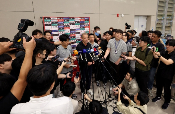 오랜만에 한국 땅 밟은 클린스만 향한 질문 - 위르겐 클린스만 축구 국가대표팀 감독이 14일 오후 인천국제공항 제2터미널을 통해 입국한 뒤 취재진과 인터뷰 하고 있다. 2023.9.14/뉴스1