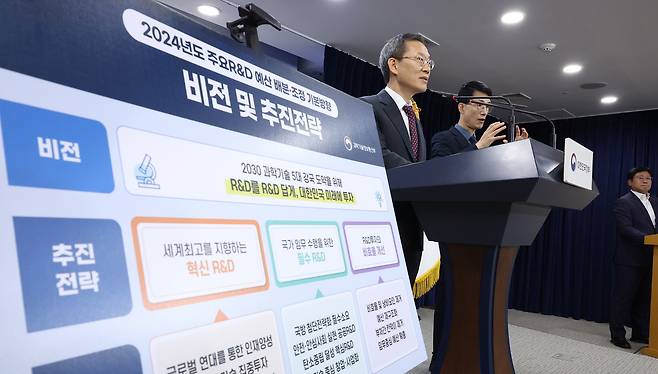 8월22일 이종호 과학기술정보통신부 장관이 주요 R&D 예산 감축을 발표하고 있다. ⓒ연합뉴스