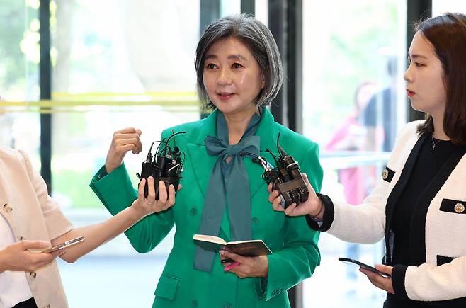 김행 여성가족부 장관 후보자가 14일 오전 서울 서대문구 한국청소년활동진흥원에 마련된 인사청문회 준비 사무실로 첫 출근하며 취재진 질문에 답하고 있다. ⓒ연합뉴스