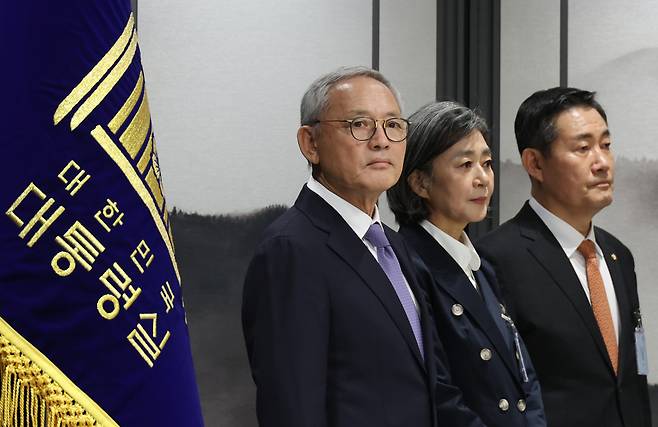 유인촌 문화체육관광부 장관 후보자(왼쪽부터), 김행 여성가족부 장관 후보자, 신원식 국방부 장관 후보자가 13일 서울 용산 대통령실 청사에서 열린 김대기 대통령 비서실장의 2차 개각 발표 브리핑에 배석하고 있다. ⓒ연합뉴스