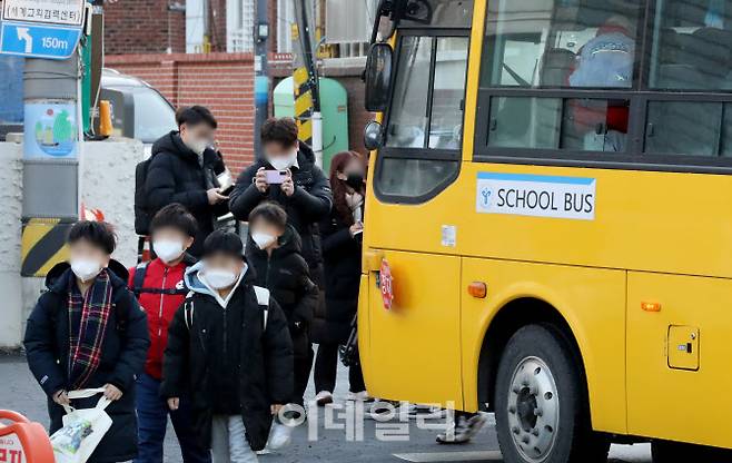 스쿨버스에서 학생들이 내리고 있다. (사진=뉴시스)