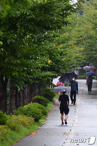 14일 경북 포항시 남구 철길 숲에서 시민들이 우중산책을 하고 있다.2023.9.14/뉴스1 ⓒ News1 최창호 기자