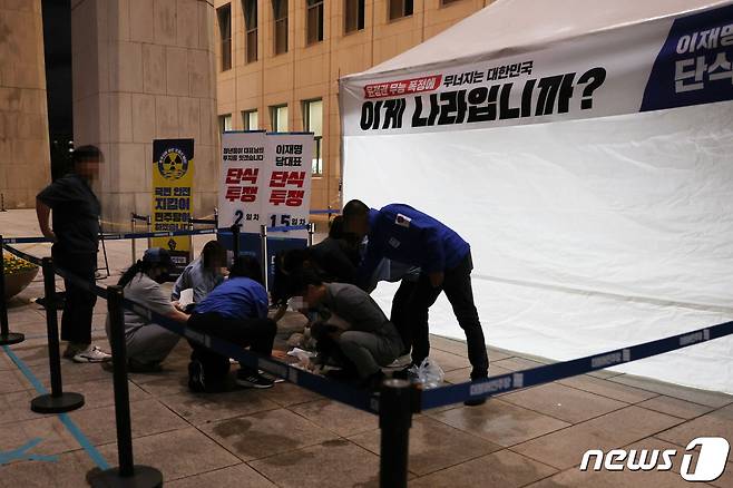 14일 오후 서울 여의도 국회 본관 앞 이재명 더불어민주당 대표 단식투쟁 천막 농성장에서 50대 A씨가 소란행위로 국회경비대의 제지를 받던 도중 흉기를 휘둘러 여경에게 상해를 입히는 사고가 발생했다. 이날 국회 관계자들이 사건 현장을 정리하고 있다. (공동취재) 2023.9.14/뉴스1 ⓒ News1 임세영 기자