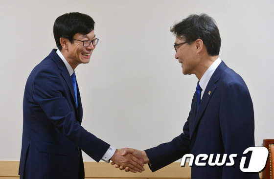 장하성(오른쪽) 청와대 정책실장과 김상조 공정거래위원장이 21일 오후 서울 종로구 정부서울청사에서 김동연 경제부총리 겸 기획재정부 장관과의 현안 간담회를 갖기 전 인사를 하고 있다. 2017.6.21/뉴스1 ⓒ News1 송원영 기자