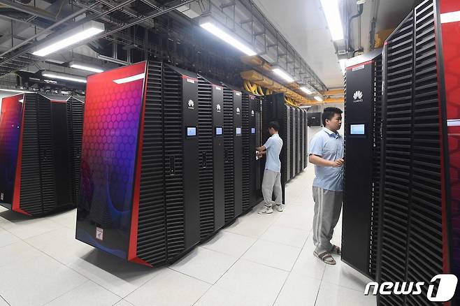 중국 허베이성 우한에 위치한 '우한 슈퍼컴퓨터 센터'에서 지난 5월 기술자들이 일하는 모습. 2023.5.25. ⓒ AFP=뉴스1 ⓒ News1 김성식 기자