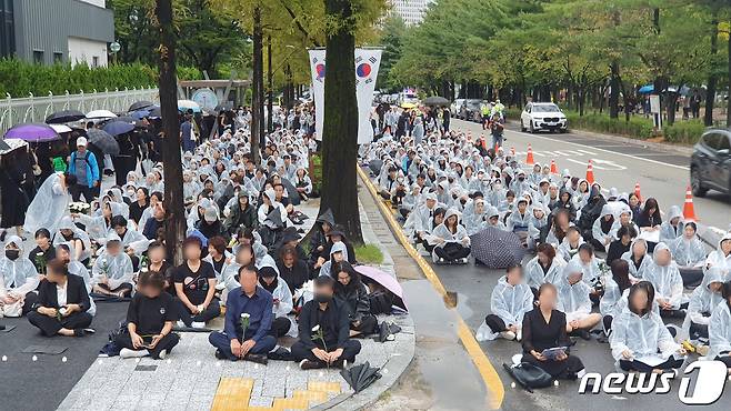 15일 대전시교육청 인근에서 최근 악성민원에 시달리다 극단 선택으로 숨진 초등 교사의 추모제가 열렸다. 2023.9.15.