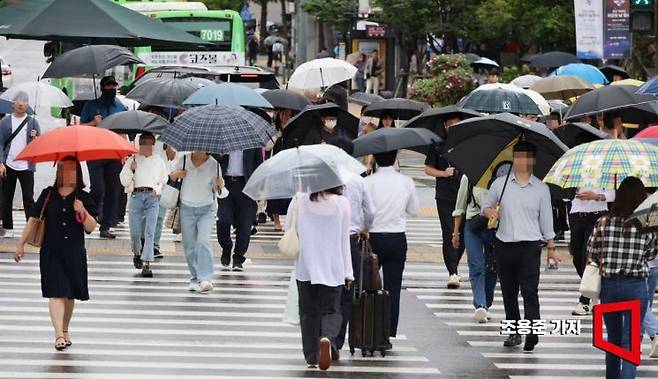 서울을 비롯해 전국 대부분 지역에 가을비가 내리고 있는 15일 서울 광화문에서 시민들이 우산을 쓰고 걸어가고 있다. 기상청은 주말까지 한때 돌풍·천둥·번개를 동반해 시간당 10~30㎜씩 쏟아질 때가 있겠다고 예보했다. 사진=조용준 기자 jun21@