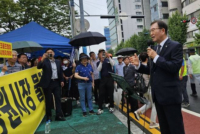 김이근 경남 창원특례시의회 의장이 창원시파크골프협회를 향해 창원시 파크골프장 관리 및 운영 조례안에 대해 말하고 있다. [사진제공=창원중부경찰서]