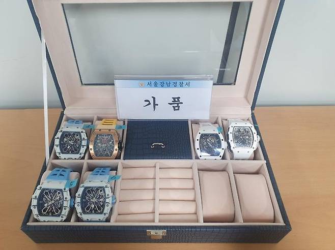 일당이 진품과 바꿔치기한 가품 리차드 밀 시계ⓒ연합뉴스