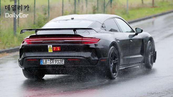 포르쉐, 신형 타이칸 스파이샷 (출처 오토익스프레스)
