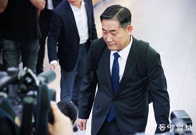 15일 신원식 국방부 장관 후보자가 전임 대통령 관련해 논란이 됐던 과거 발언에 관한 질문이 들어오자 즉답을 피한 뒤 사무실로 향하고 있다. 박형기 기자 oneshot@donga.com