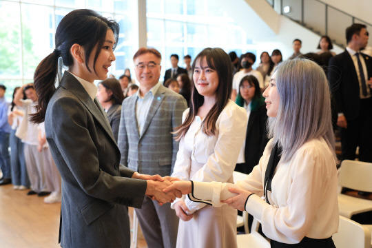 윤석열 대통령 부인 김건희 여사가 15일 서울 중구 커뮤니티하우스 마실에서 열린 '괜찮아, 걱정마' 마음건강을 위한 대화에서 참석자들을 격려하고 있다.연합뉴스