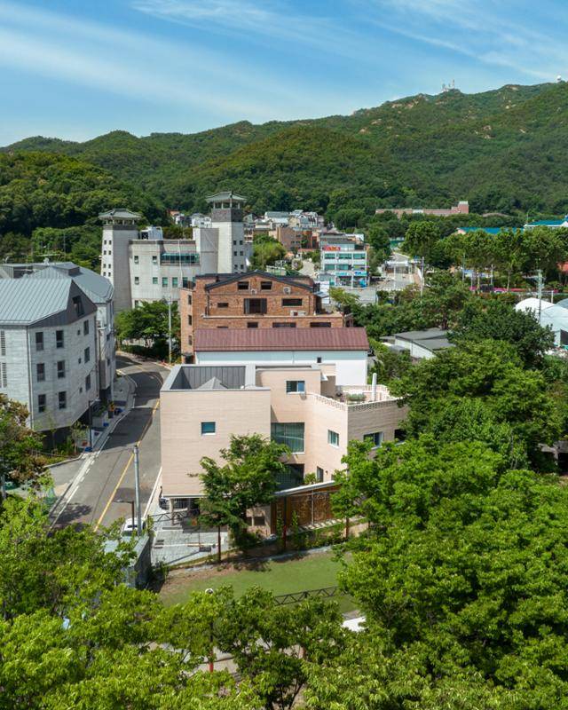 다각형 필지의 한계를 극복하기 위한 아이디어는 'ㄷ' 자 형태의, 중정이 있는 주택으로 빚어졌다. 김용성 건축사진작가 제공