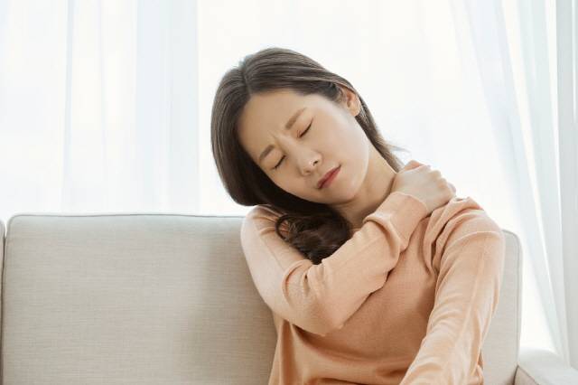 자주 근육이 뻣뻣하게 굳고, 뭉쳐 통증까지 오는 '담'에 걸린다면 자신의 생활 습관을 잘 점검해 봐야 한다./사진=클립아트코리아