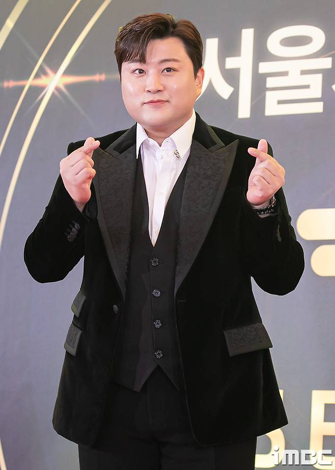 Singer Kim Ho-joong performs at 18th Seoul International Drama Awards.Kim Ho-joong will perform at the 18th Seoul International Drama Awards, which will be held on the 21st, and perform a celebration performance to give unforgettable memories to the audience.The Seoul International Drama Awards is Seoul International Drama Awards sponsored by the Korea Broadcasting Association and the Organizing Committee of the Seoul International Drama Awards.Kim Ho-joong won the OST Award at the 18th Seoul International Drama Awards for Meet To You.Kim Ho-joong is expected to show off the awards by showing performances such as Meet To you after receiving the OST Award.Meanwhile, the 18th Seoul International Drama Awards will be held at KBS Hall, Yeouido-dong, Seoul,The awards will be broadcast live on KBS2 and the official YouTube channel of the Seoul International Drama Awards.IMBC  ⁇  Photo iMBC DB