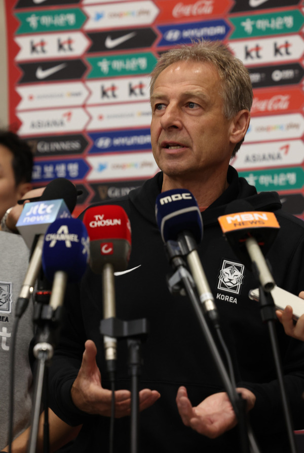 9월 A매치에서 데뷔승을 올린 위르겐 클린스만 한국 남자축구 국가대표팀 감독이 14일 오후 인천공항 제2터미널에서 취재진의 질문에 답하고 있다. 클린스만 감독은 10월 있을 A매치 명단을 발표하기 전 한국에서 K리그 선수를 점검할 예정이다. 연합뉴스