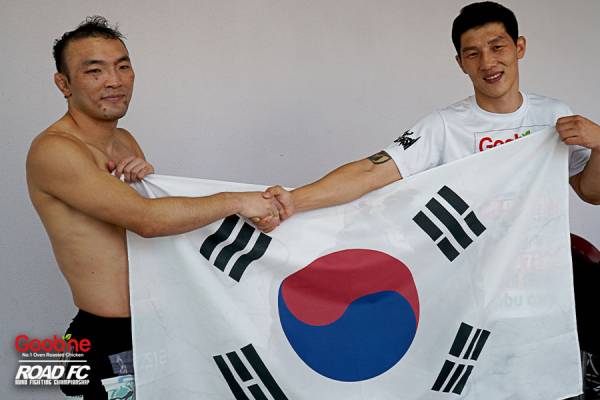 김수철(왼쪽)과 난딘에르딘. 몽골 출신의 난딘에르딘은 한국 국적을 취득했고, 한국명은 김인성이다. 사진=로드FC