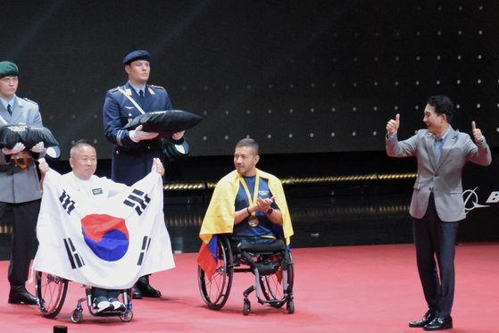 14일(현지시간) 독일 뒤셀도르프에서 열린 '인빅터스 게임' 탁구 남자 단식 경기 시상자로 나선 박민식 국가보훈부 장관이 엄지손가락을 치켜세우며 금메달을 딴 정은창 선수를 축하하고 있다. 독일 뒤셀도르프=공동취재단