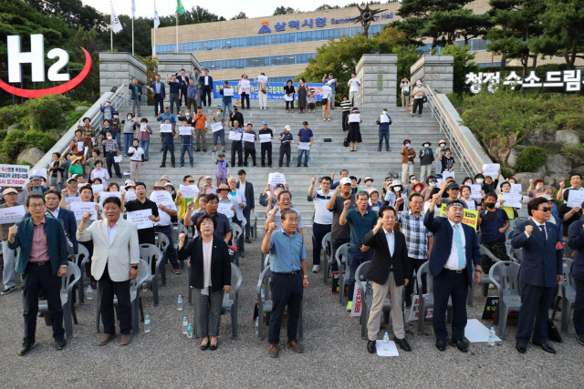 ▲ ▲ 강원대 삼척캠퍼스 총동문회와 시민들은 최근 삼척시청 앞과 시내 일원에서 강원대의 ‘1도 1국립대’ 모델의 ‘글로컬 30 사업’ 추진에 반대하는 집회를 가졌다.구정민