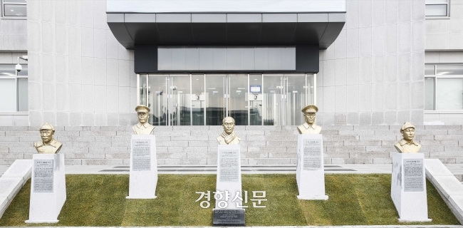 육군사관학교 충무관 앞에 건립된 5명의 흉상. 왼쪽부터 홍범도 장군, 지청천 장군, 이회영 선생, 이범석 장군, 김좌진 장군. 육군사관학교 제공.