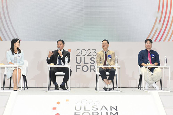 SK Group Chairman Chey Tae-won announces at a meeting with reporters at the “2023 Ulsan Forum,” held at the Ulsan Exhibition & Convention Center (UECO) on Sep. 14. [Courtesy of SK Innovation]