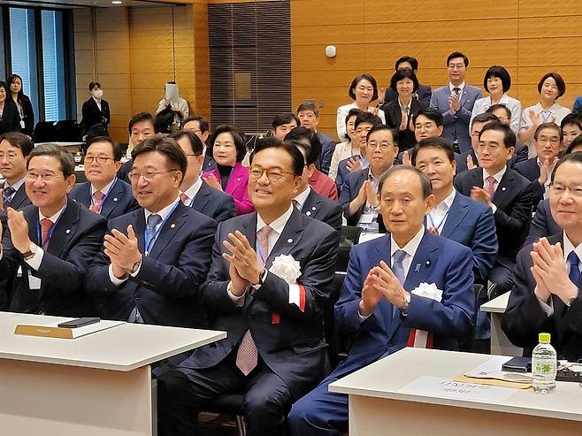 15일 일본 도쿄에서 열린 제44차 한일·일한 의원연맹 합동총회에서 양국 의원들이 박수를 치고 있다. 이들은 다음달 8일 25주년을 맞는 '김대중(DJ)·오부치 공동선언'의 기본정신을 이어 나가자고 약속했다. 앞줄 왼쪽부터 김학용 국민의힘 의원, 윤호중 더불어민주당 의원, 정진석 한일의원연맹 회장, 스가 요시히데 일한의원연맹 회장. 도쿄 이승훈 특파원