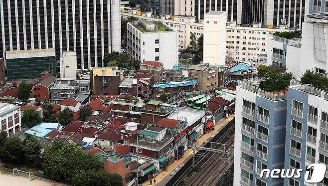 (서울=뉴스1) 오대일 기자 = 사진은 역세권 고밀 개발 사업이 추진될 서대문구 미근동에 위치한 국내 현존하는 가장 오래된 주상복합아파트인 '서소문아파트' 일대 모습. 2021.8.3/뉴스1