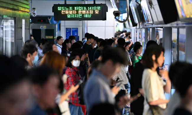 “지각할라” 발동동 전국철도노동조합(철도노조) 총파업 이틀째인 15일 오전 서울 구로구 신도림역 1호선 승강장에 ‘철도노조 파업으로 전동열차 운행 조정 및 열차 지연 예상’이라 적힌 안내문이 나오고 있다.   백동현 기자