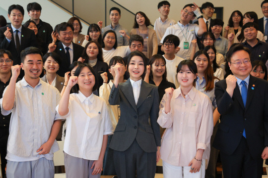 윤석열 대통령 부인 김건희 여사가 15일 서울 중구 커뮤니티하우스 마실에서 열린 ‘괜찮아, 걱정마’ 마음건강을 위한 대화에서 참석자들과 기념촬영하고 있다. 대통령실 제공