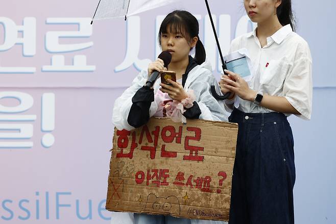 신규 화력발전소가 건설 중인 강원 삼척시 삼척블루파워 공사 현장에서 130여명의 시민이 공사 중단을 요구하는 시위를 하고 있다. 청소년 및 어린이 70여명도 시위에 참여했다. [청소년기후행동 제공]