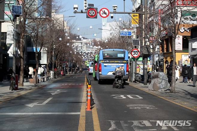 [서울=뉴시스] 김선웅 기자 = 서울시가 오는 20일 자정부터 9월 말까지 연세로 대중교통전용지구 운용을 일시 정지한다고 4일 밝혔다. 이번 일시 정지 조치로 그간 금지된 승용차와 택시 등 모든 차량의 통행이 가능해진다. 4일 서울 서대문구 연세로의 모습. 2023.01.04. mangusta@newsis.com