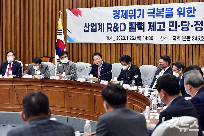 26일 서울 여의도 국회에서 열린 국민의힘 경제위기 극복을 위한 산업계 R&D 활력 제고 민·당·정 간담회에서 성일종 정책위의장이 발언을 하고 있다. 윤창원 기자