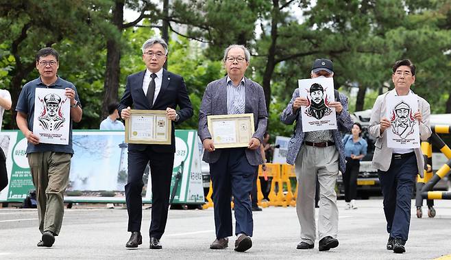 김재운 신흥무관학교 기념사업회 기획 팀장(왼쪽부터), 독립운동가 윤기섭의 외손자인 정철승 변호사, 지청천 장군 외손자인 이준식 전 독립기념관장, 석주 이상룡 선생의 후손인 이항중 씨, 민성진 김정숙 기념사업회 회장이 15일 오후 서울 노원구 육군사관학교 정문 앞에서 선조들에게 수여된 육사 명예졸업증서를 반납하기 위해 이동하고 있다. 뉴스1