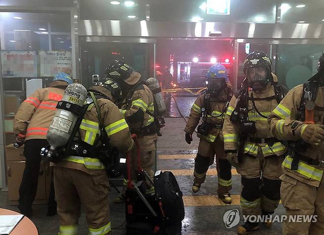 정읍 요양병원서 화재 (정읍=연합뉴스) 15일 오전 5시 15분께 전북 정읍시 한 요양병원에서 불이 나 소방관들이 진화를 위해 병원 로비로 들어가고 있다. 이 불로 인한 인명피해는 발생하지 않았다. 2023.9.15 [전북소방본부 제공. 재판매 및 DB금지] jaya@yna.co.kr