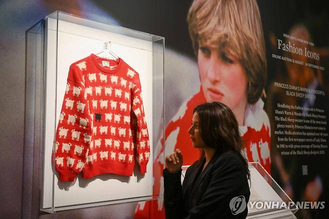 다이애나비가 입었던 '검은 양' 스웨터 [AFP 연합뉴스 자료사진. 재판매 및 DB 금지]