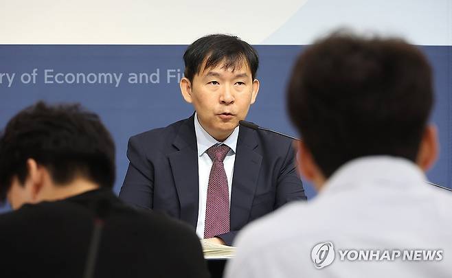 9월 최근경제동향 설명하는 이승한 경제분석과장 (세종=연합뉴스) 김주형 기자 = 이승한 기획재정부 경제분석과장이 15일 오전 세종시 정부세종청사에서 2023년 9월 최근경제동향을 브리핑하고 있다. 2023.9.15 kjhpress@yna.co.kr