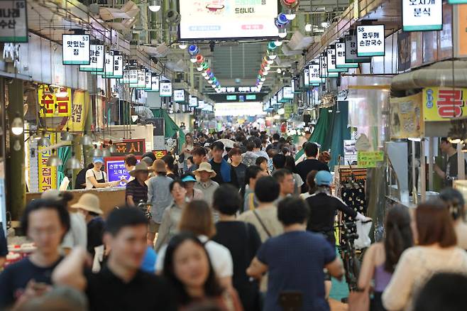 추석 연휴를 앞둔 12일 서울 마포구 망원시장을 찾은 시민들이 장을 보고 있다.(사진=연합뉴스)