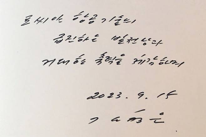 김정은 북한 국무위원장이 15일 러시아 하바롭스크주 콤소몰스크나아무레시의 유리 가가린 전투기 공장을 방문했다고 조선중앙통신이 16일 보도했다. 통신은 김 위원장은 공장에서 수호이(Su)-35 다목적 전투기와 신형 여객기 수호이 수퍼젯(SJ)-100의 최종 조립 공정을 지켜보고 Su-35 시험 비행도 참관했다고 전했다. (사진=연합뉴스)