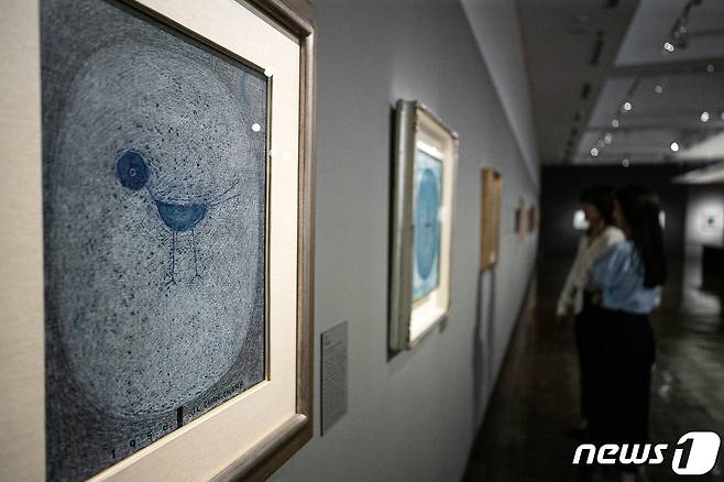 13일 오전 서울 중구 국립현대미술관 덕수궁관에서 개막을 앞둔 '가장 진지한 고백 장욱진 회고전'에 작품들이 전시돼 있다. 오는 14일부터 개막하는 '가장 진지한 고백 장욱진 회고전'에는 장욱진의 60년의 유화, 먹그림, 매직펜 그림, 표지화와 삽화, 도자기 그림 등 270여점이 전시된다. 2023.9.13/뉴스1 ⓒ News1 이승배 기자